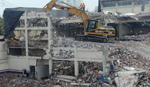 Proyecto de demolición industrial con excavadora